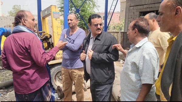 مدير عام البريقة يوجه بمعالجة طفح مياه الصرف الصحي بمدينة الشعب