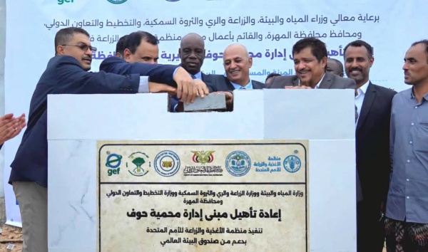 السقطري والشرجبي يتفقدا مشروع الخط الناقل لمياه ضواحي شرق الغيضة ويضع حجر الأساس لإعادة تأهيل مبنى إدارة محمية حوف السقطري والشرجبي يتفقدا مشروع الخط الناقل لمياه ضواحي شرق الغيضة ويضع حجر الأساس لإعادة تأهيل مبنى إدارة محمية حوف