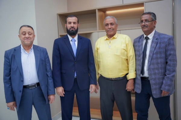 محافظ أبين خلال مراسم الاستلام والتسليم بين مديري العموم السلف والخلف ن قد ر جهود من سبقوا ونتطلع إلى مرحلة جديدة من العمل المؤسسي