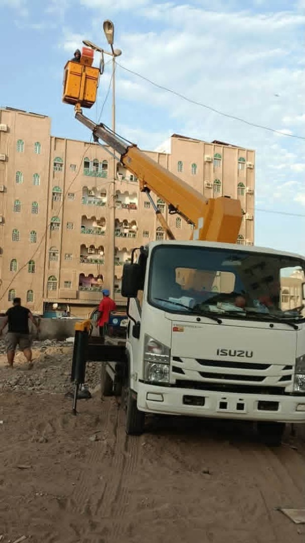 بتوجيهات مدير عام المديرية صيانة إنارة الحديقة خلف مستشفى الوالي في المنصورة استجابة لمطالب الأهالي