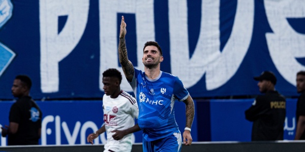 الهلال يضرب الفيصلي برباعية نيفيز يتوهج والزعيم يحسم المواجهة 4 2 الهلال يضرب الفيصلي برباعية نيفيز يتوهج والزعيم يحسم المواجهة 4 2