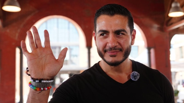 الولايات المتحدة عبدول السيد من أصول عربية يفوز بالانتخابات التمهيدية في ولاية ميشيغان