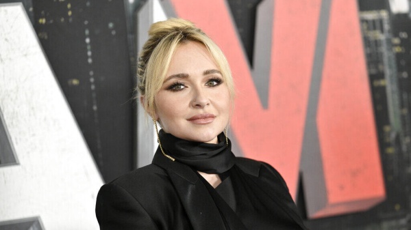 الممثلة الأمريكية هايدن بانتير نجمة مسلسلي هيروز و ناشفيل ترحل عن عمر 36 عاما الممثلة الأمريكية هايدن بانتير نجمة مسلسلي هيروز و ناشفيل ترحل عن عمر 36 عاما