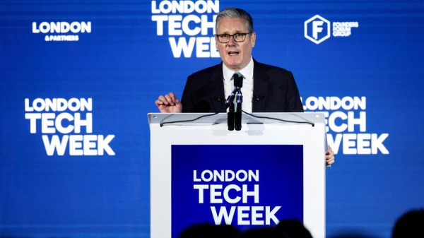 بريطانيا تحث شركات التكنولوجيا على منع الأطفال من تداول الصور العارية عبر هواتفهم بريطانيا تحث شركات التكنولوجيا على منع الأطفال من تداول الصور العارية عبر هواتفهم