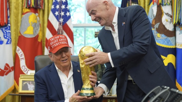 الفيفا يرفع إيقاف مهاجم المنتخب الأمريكي فولارين بالوغون بعد اتصال ترامب بإنفانتينو الفيفا يرفع إيقاف مهاجم المنتخب الأمريكي فولارين بالوغون بعد اتصال ترامب بإنفانتينو