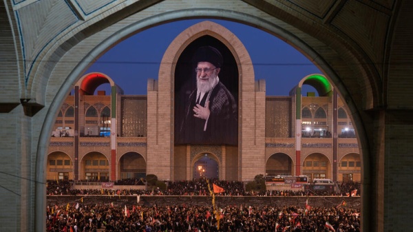 الإيرانيون يواصلون التوافد إلى طهران لتوديع خامنئي وإسرائيل تعلن مقتل مسلح بجنوب لبنان الإيرانيون يواصلون التوافد إلى طهران لتوديع خامنئي وإسرائيل تعلن مقتل مسلح بجنوب لبنان