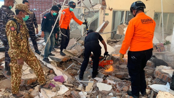 إندونيسيا عشرون قتيلا على الأقل جراء زلزال بقوة 7 7 درجة ضرب قبالة سواحل البلاد إندونيسيا عشرون قتيلا على الأقل جراء زلزال بقوة 7 7 درجة ضرب قبالة سواحل البلاد