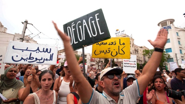تونس السلطات توقف الصحافي البارز محمد اليوسفي الصوت الناقد لسياسات الرئيس سعي د
