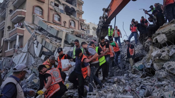 مقتل 21 شخصا بينهم أطفال جراء انهيار مبنى متضرر من الحرب في غزة مقتل 21 شخصا بينهم أطفال جراء انهيار مبنى متضرر من الحرب في غزة