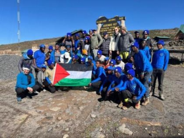 مجموعة بنك فلسطين تدعم مبادرة تسلق جبل كليمنجارو لحشد التمويل لرعاية 20 ألف طفل يتيم في غزة