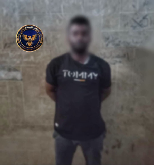 قوات طوق العاصمة عدن تضبط مطلوبا أمنيا متهما ببيع طقم عسكري
