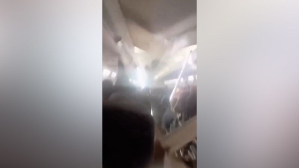 إيران مشهد مرعب لاهتزاز طائرة بعنف قبل انهيار جزء من سقفها إيران مشهد مرعب لاهتزاز طائرة بعنف قبل انهيار جزء من سقفها