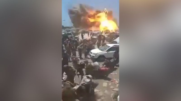 شاهد استراحة على الطريق في اليمن تتعرض لضربة جوية ضخمة شاهد استراحة على الطريق في اليمن تتعرض لضربة جوية ضخمة