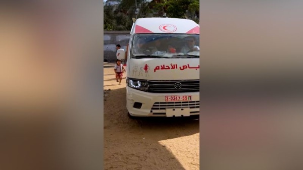 أطفال غزة لا يخشون سيارة الإسعاف هذه إنها حافلة الأحلام أطفال غزة لا يخشون سيارة الإسعاف هذه إنها حافلة الأحلام