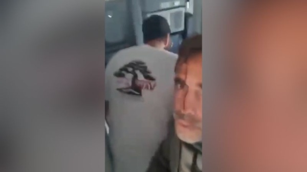 راكب ملطخ بالدماء على متن رحلة فلاي دبي ينشر فيديو أثناء الحادثة ماذا قال