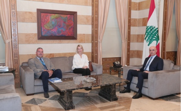 الحجار بحث مع مفوضية اللاجئين في الحاجات الإنسانية الناتجة عن العدوان الاسرائيلي وتطورات خطة عودة النازحين السوريين قناة المنار الحجار بحث مع مفوضية اللاجئين في الحاجات الإنسانية الناتجة عن العدوان الاسرائيلي وتطورات خطة عودة النازحين السوريين قناة المنار