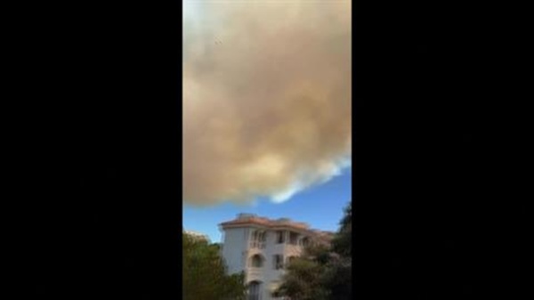 حرائق غابات تهدد منتجع كوستا برافا السياحي وتجبر عشرات السياح على الإخلاء قناة المنار