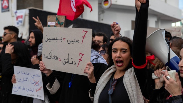 السفارة الفرنسية في تونس تعلن استنفارها الكامل لدعم الصحافي مراد الزغيدي