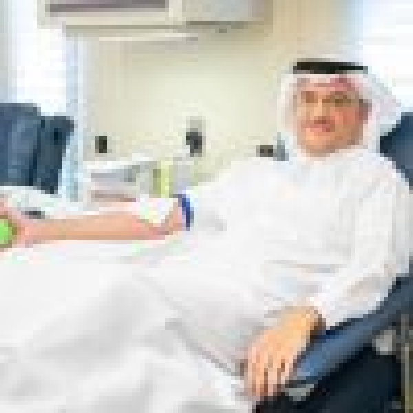 تزامنا مع يومه العالمي محافظ الأحساء يتقدم المشاركين في حملة التبرع بالدم بهيئة التطوير تزامنا مع يومه العالمي محافظ الأحساء يتقدم المشاركين في حملة التبرع بالدم بهيئة التطوير