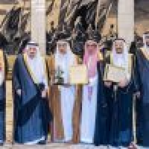 أمير منطقة الرياض ي كرم الجمعية الصحية التطوعية بالزلفي