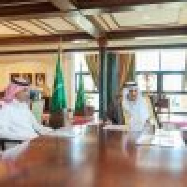 أمير تبوك يطلع على نسب الإنجاز في المشروعات التي تنفذها امانه المنطقة