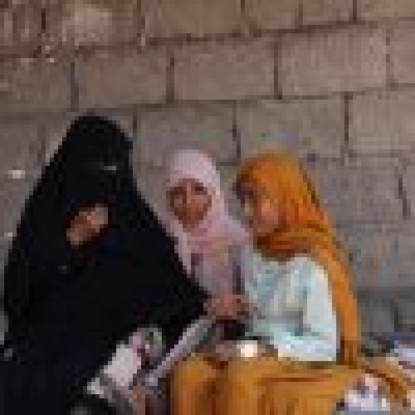 أطفال قرية الثوباني في المخا تحت قصف المسيرات الحوثية خوف دائم من طائرات الموت