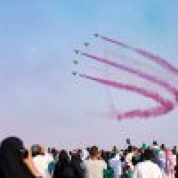 الرياض تحتفل باليوم الوطني السعودي بعروض عسكرية ومناورات جوية وسط حضور جماهيري كبير الرياض تحتفل باليوم الوطني السعودي بعروض عسكرية ومناورات جوية وسط حضور جماهيري كبير
