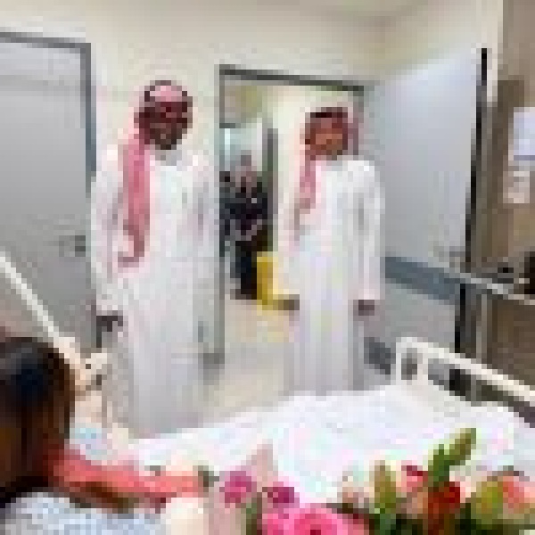 رئيس اتحاد التايكوندو والمدير التنفيذي يطمئنان على اللاعبة صباح عسيري رئيس اتحاد التايكوندو والمدير التنفيذي يطمئنان على اللاعبة صباح عسيري