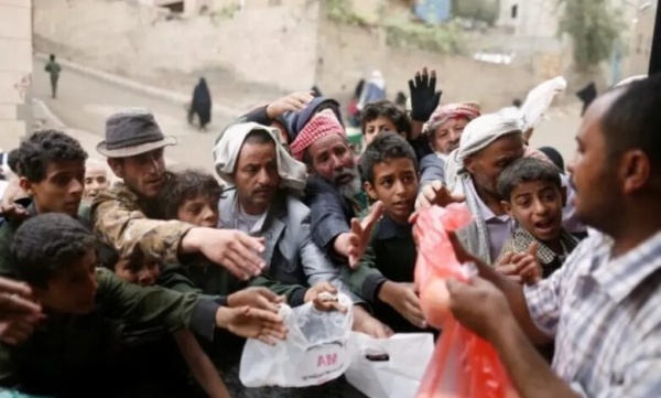 في مشهد صادم سكان بصنعاء يلجأون إلى مواد غذائية منتهية الصلاحية هربا من الجوع