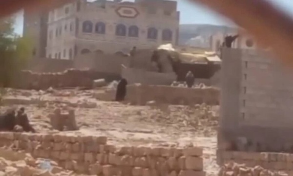 مليشيا الحوثي تهدم منزل مواطن في عمران بعد إخراج أسرته بالقوة مليشيا الحوثي تهدم منزل مواطن في عمران بعد إخراج أسرته بالقوة
