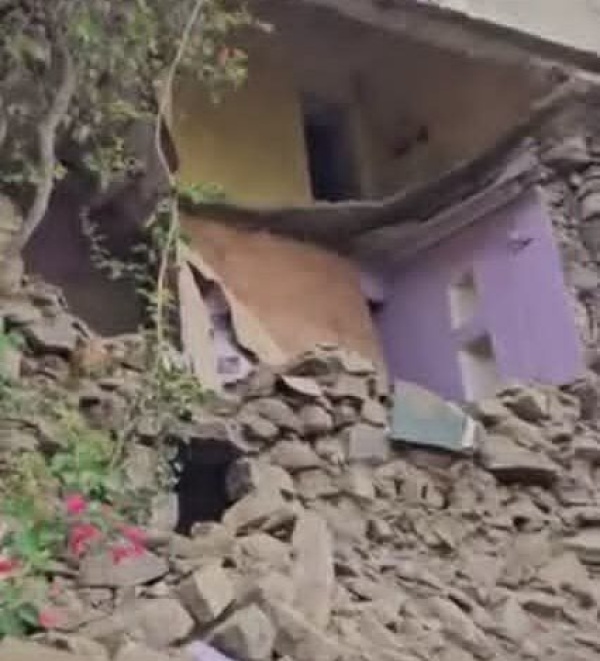 الأمطار الغزيرة تتسبب بانهيار جزئي لمنزل أسرة في تعز الأمطار الغزيرة تتسبب بانهيار جزئي لمنزل أسرة في تعز