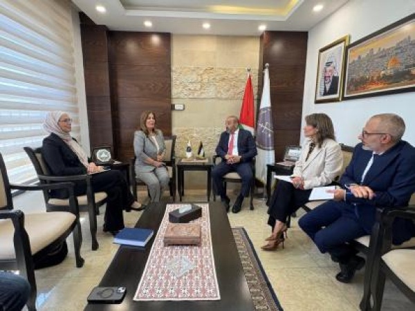 الخليلي تبحث مع النائب العام تعزيز الشراكة في منظومة الحماية ومناهضة العنف ضد المرأة الخليلي تبحث مع النائب العام تعزيز الشراكة في منظومة الحماية ومناهضة العنف ضد المرأة