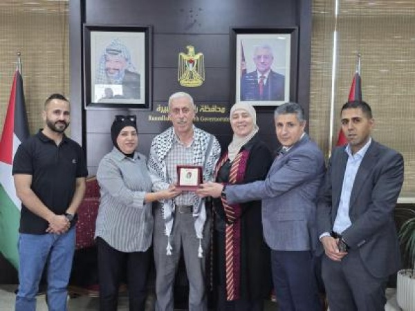 بعد 30 عاما من العطاء الممرض اشتيوي يواصل العمل متطوعا بعد التقاعد وغنام تكر مه بـ درع البصمة الفلسطينية بعد 30 عاما من العطاء الممرض اشتيوي يواصل العمل متطوعا بعد التقاعد وغنام تكر مه بـ درع البصمة الفلسطينية