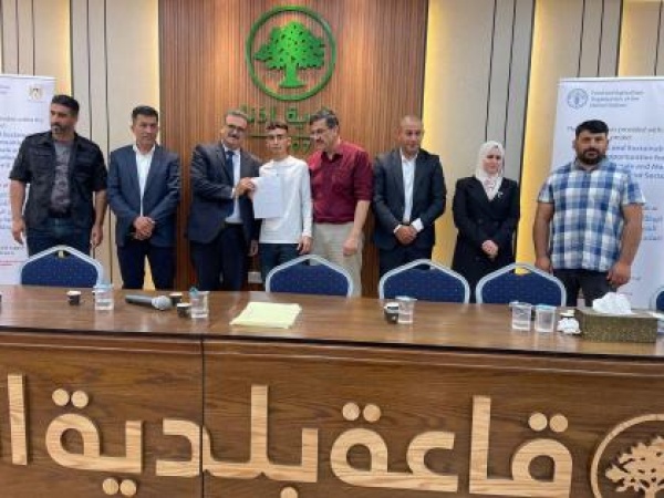 الحوامدة يلتقي مزارعي الخليل ويسل م منحا مالية لـ69 مستفيدا