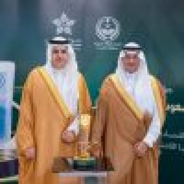 عقب حصده المركز الأول على مستوى المملكة محافظ الأحساء يكر م التجم ع الصحي بـ جائزة أداء الصحة