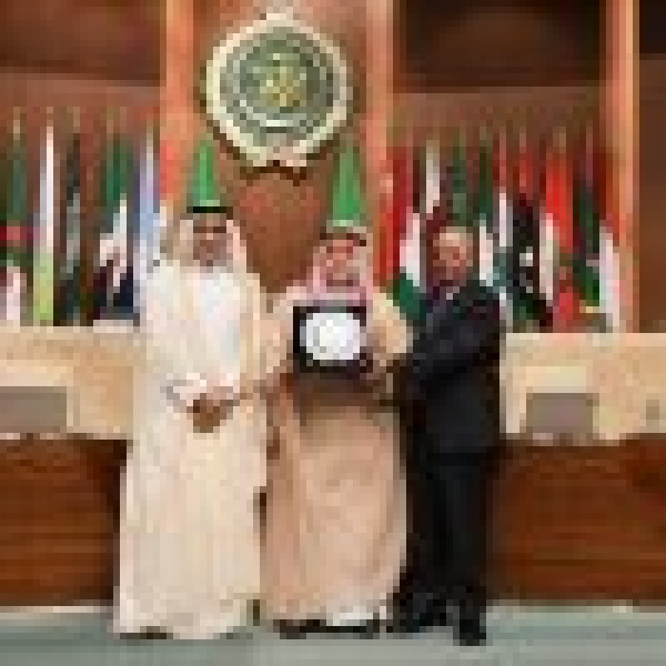 المملكة تحصل على جائزة التميز البيئي العربي لجهودها في الحفاظ على البيئة وتنمية الغطاء النباتي واستدامته المملكة تحصل على جائزة التميز البيئي العربي لجهودها في الحفاظ على البيئة وتنمية الغطاء النباتي واستدامته