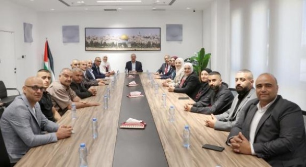 الشيخ يبحث مع رؤساء المجالس البلدية في دورا ودير سامت وبيت عوا سبل تعزيز دور الهيئات المحلية الشيخ يبحث مع رؤساء المجالس البلدية في دورا ودير سامت وبيت عوا سبل تعزيز دور الهيئات المحلية