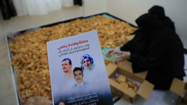 الخبز للجبهات يمنيات ي حيين مبادرات دعم المقاتلين على خطوط المواجهة مع الحوثيين