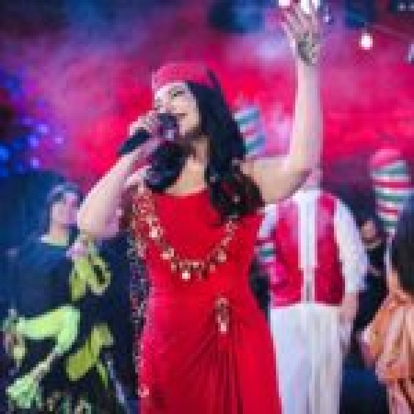 في المهرجان الدولي للفنون الشعبية بأوذنة نجلاء التونسية تغني أمام أكثر من 8 آلاف متفرجا في المهرجان الدولي للفنون الشعبية بأوذنة نجلاء التونسية تغني أمام أكثر من 8 آلاف متفرجا
