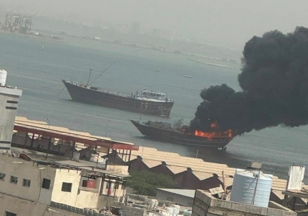 عاجل اندلاع حريق في سفينة شحن قبالة ميناء المعلا بعدن عاجل اندلاع حريق في سفينة شحن قبالة ميناء المعلا بعدن
