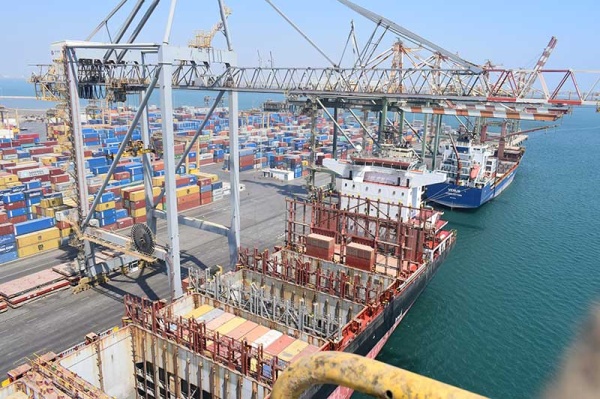 احتجاز أكثر من ألف حاوية في موانئ ترانزيت يهدد الإمدادات ويضاعف أعباء الاستيراد في اليمن احتجاز أكثر من ألف حاوية في موانئ ترانزيت يهدد الإمدادات ويضاعف أعباء الاستيراد في اليمن