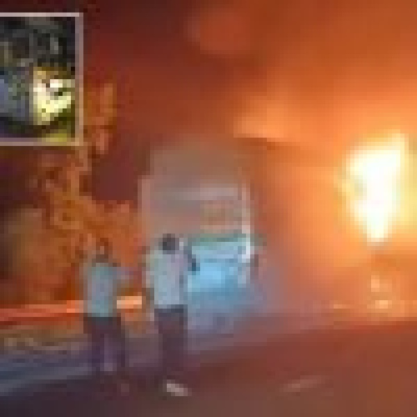 حريق حافلة بأحد الطرق السريعة الهندية يقتل ويصيب 34 شخص ا على الأقل حريق حافلة بأحد الطرق السريعة الهندية يقتل ويصيب 34 شخص ا على الأقل