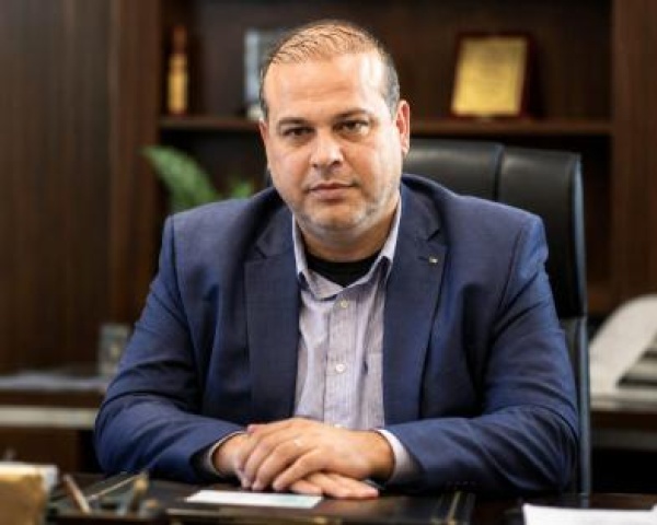 الموظف الفلسطيني بطل خارق بنصف راتب الموظف الفلسطيني بطل خارق بنصف راتب