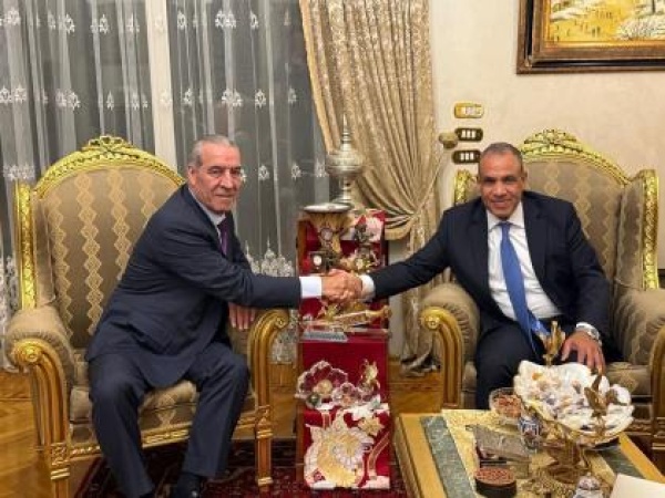الشيخ يبحث مع وزير الخارجية المصري آخر التطورات والأوضاع الشيخ يبحث مع وزير الخارجية المصري آخر التطورات والأوضاع