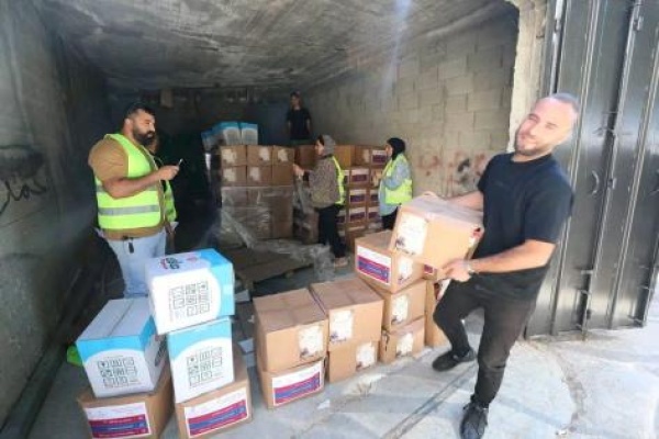 اللجنة الرئاسية للمساعدات وبلدية عطارة تقدمان مساعدات غذائية للمحتاجين ضمن حملة لأجل الصامدين