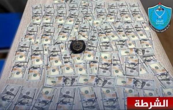 الشرطة والأجهزة الأمنية تضبط عملة مزيفة في الخليل الشرطة والأجهزة الأمنية تضبط عملة مزيفة في الخليل