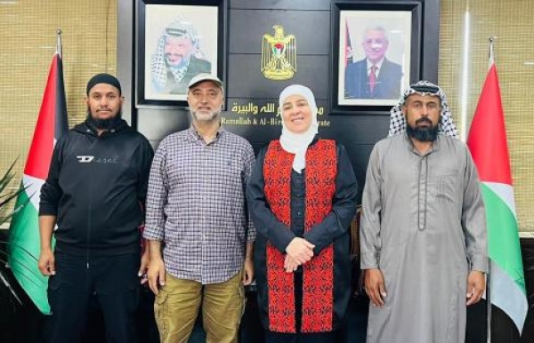 غنام خلال تسليم مساعدات واعلافا لتجمع أبو فزاع سنواصل دعم التجمعات البدوية وترسيخ صمودها غنام خلال تسليم مساعدات واعلافا لتجمع أبو فزاع سنواصل دعم التجمعات البدوية وترسيخ صمودها