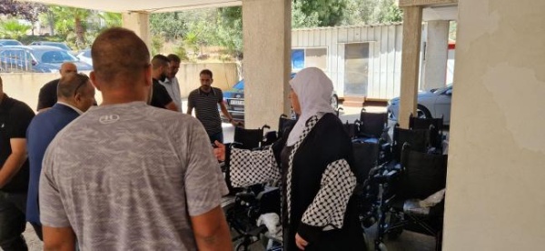 غنام تسلم عشرات الكراسي الكهربائية لمستحقيها وتؤكد ان دعم ذوي الهمم أولوية في ظل الظروف الصعبة التي يعيشها شعبنا