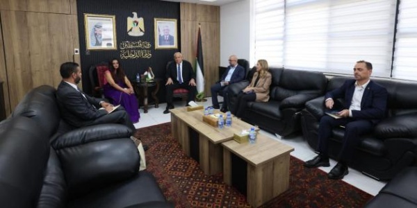 وزير الداخلية يبحث مع سفيرة الهند لدى فلسطين تعزيز آفاق التعاون المشترك