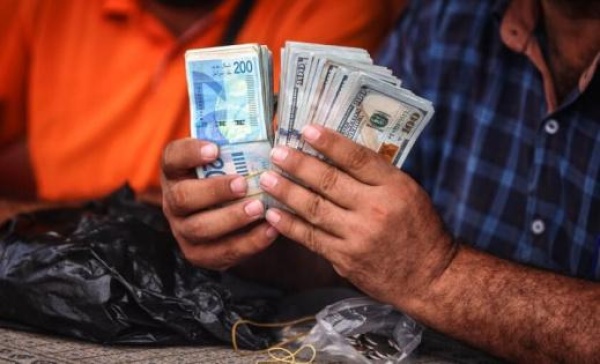 خاص العملة في غزة تتحول إلى سلعة والدفع الإلكتروني يفرض نفسه